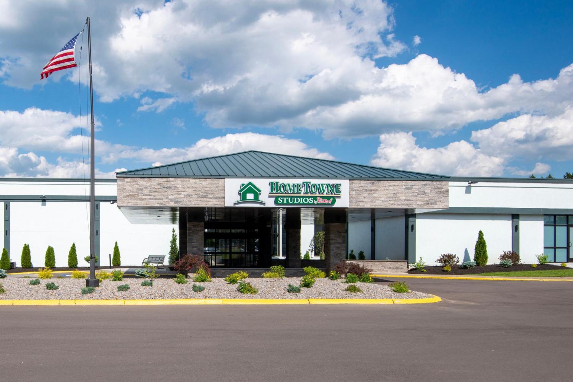 Hometowne Studios By Red Roof & Conference Center Cortland Exterior foto