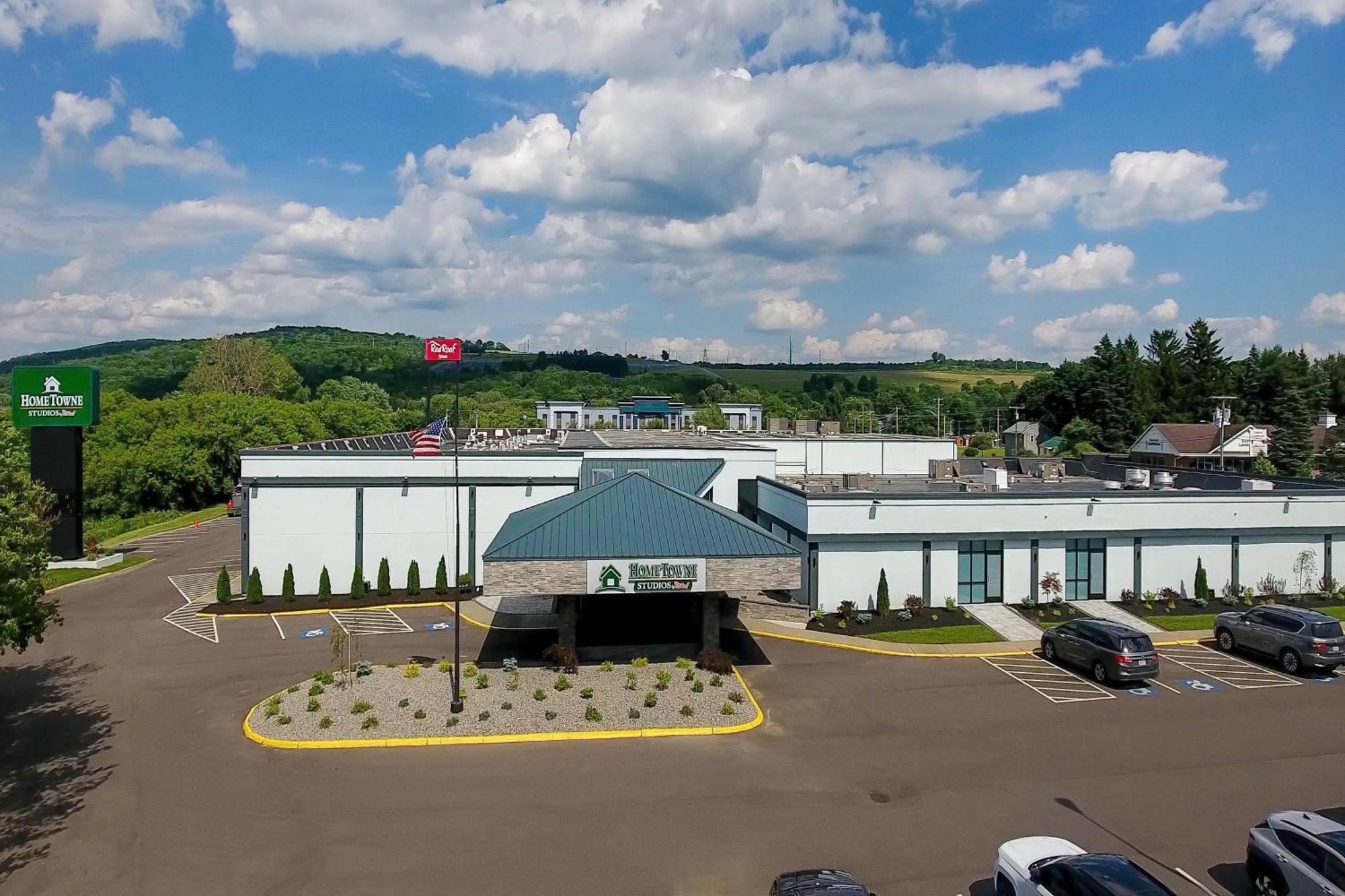 Hometowne Studios By Red Roof & Conference Center Cortland Exterior foto
