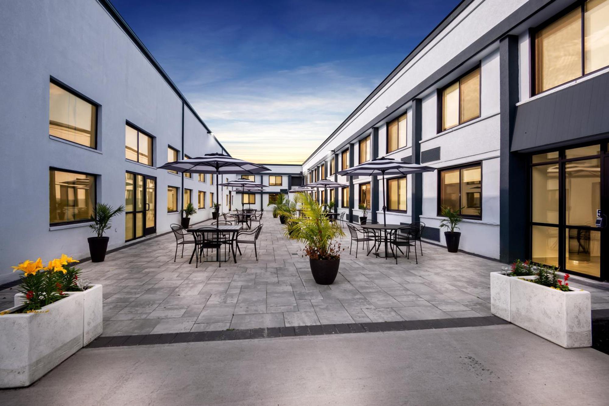 Hometowne Studios By Red Roof & Conference Center Cortland Exterior foto