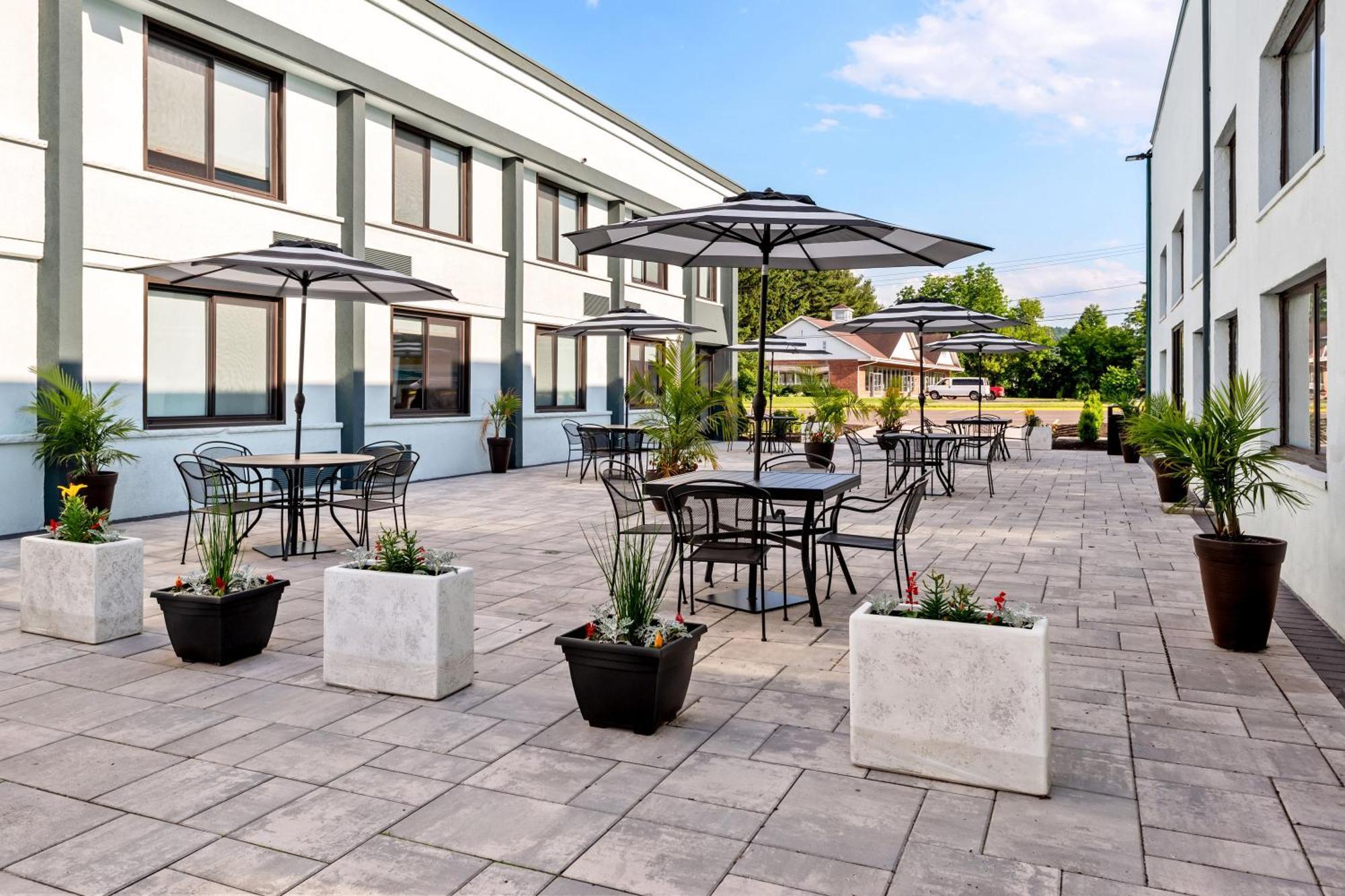 Hometowne Studios By Red Roof & Conference Center Cortland Exterior foto