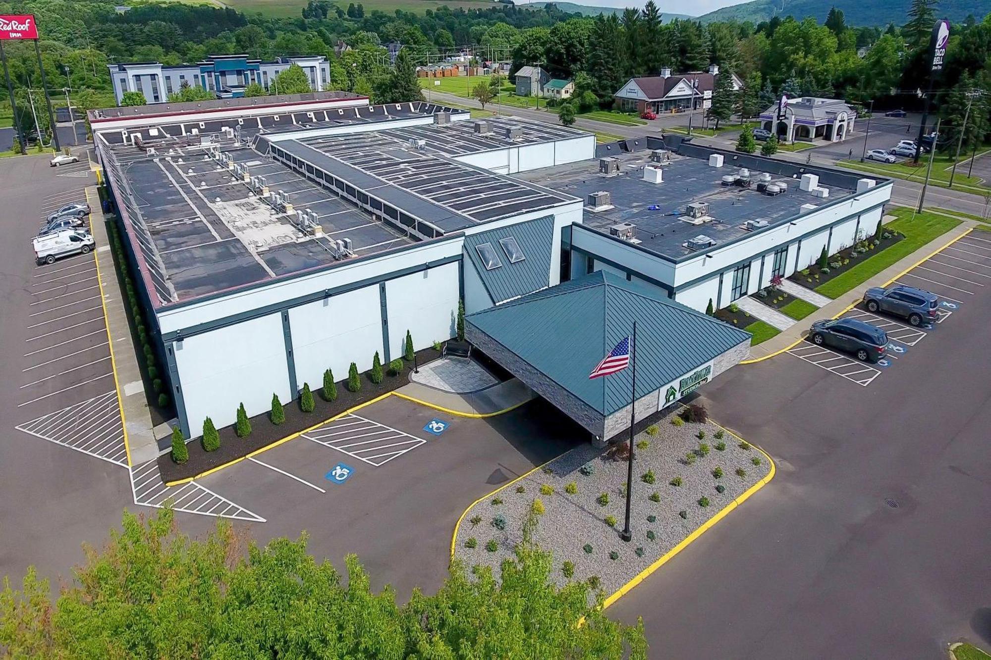 Hometowne Studios By Red Roof & Conference Center Cortland Exterior foto